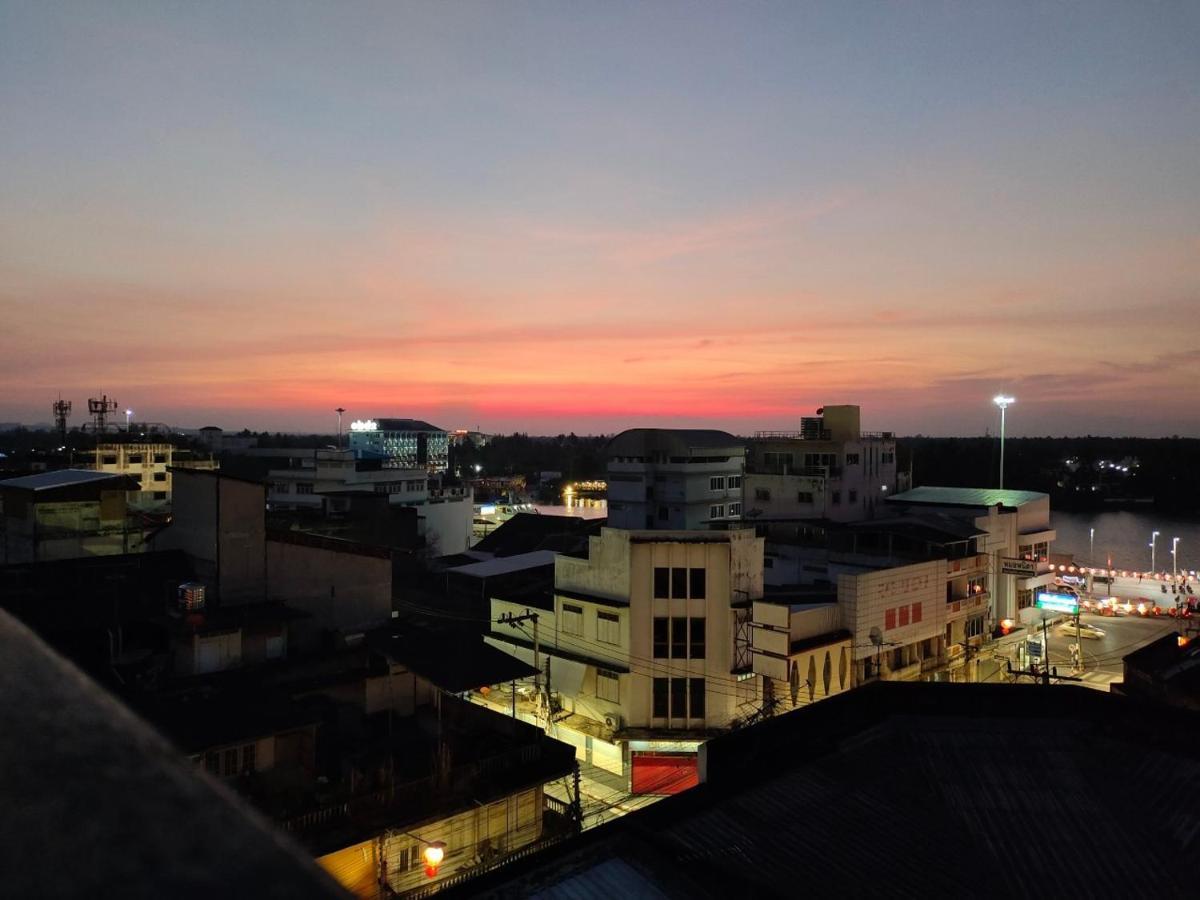 เดอะ ฮาร์เบอร์ ฟรอนต์ โฮเต็ล สุราษฎร์ธานี